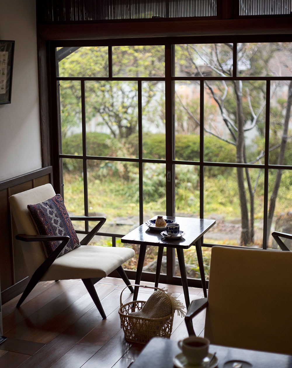 カフェでは冨士屋旅館で使われていた家具や、ショップで購入できる食器を使ってお茶を。写真は“大分モンブランとはなやももオリジナルコーヒーのセット” 990円。