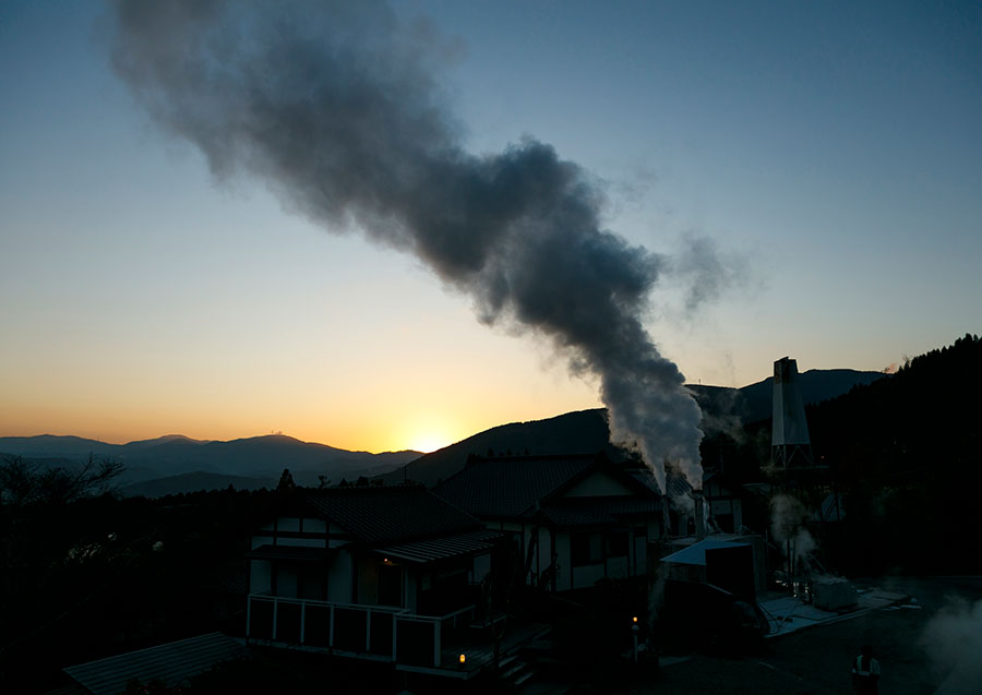 地下500mから吹き上げる自噴泉の煙は、山の景色と重なり趣ある風景に。