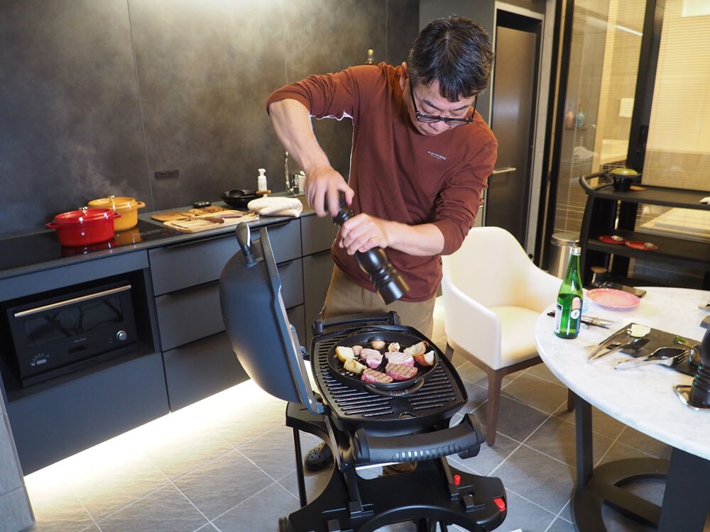 「男性が料理を仕上げる」のが宿のコンセプト。厨房でほぼ調理は終わっているので、鍋を火にかけたり、味を整えたりすればいい。