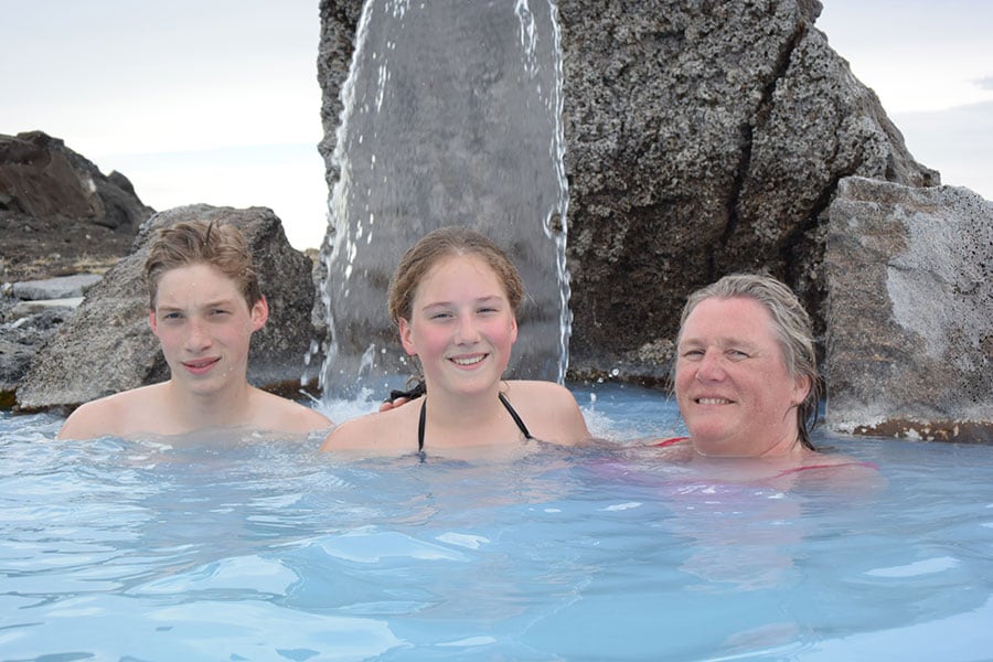 温泉を楽しむファミリー。アイスランドで温泉は会話を楽しむ場でもある。