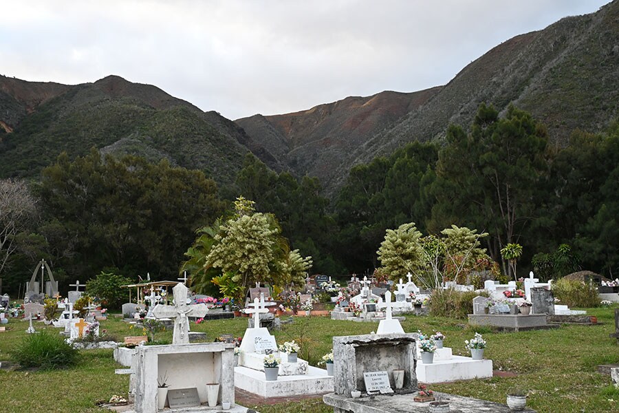 山間の日本人墓地。ニューカレドニア日本人移民120周年時に建てられた、ステンレスの慰霊碑には日本人229人の名前が刻まれています。