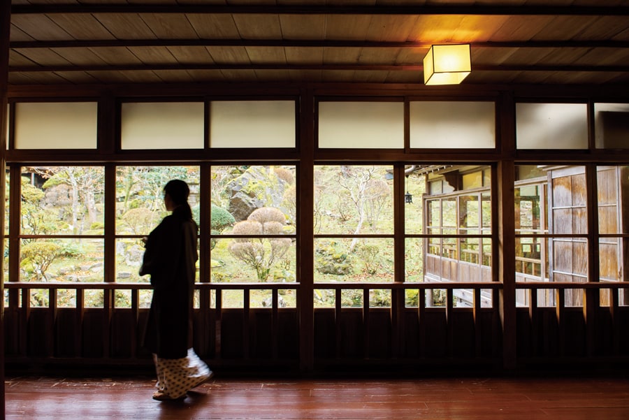 【会津東山温泉 向瀧】明治時代から残る、中庭に面した長い廊下。細部まで職人技の美しさが光る。