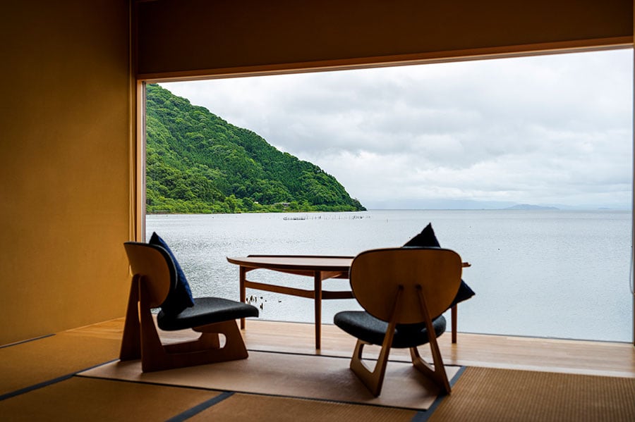 2階の客室。遠藤周作の「ここから見る風景が北欧のフィヨルドに似ている」という発言にちなみ、家具はデンマーク家具の代表的デザイナーであるフィン・ユールのものを配している。