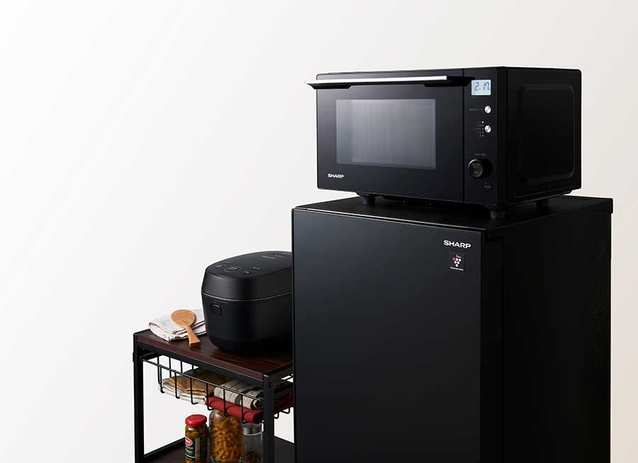 同シリーズはオーブンレンジ「RE-WF18A」、単機能レンジ「RE-TF17S」、IH ジャー炊飯器「KS-HF10B」、ガラスドア冷蔵庫「SJ-GD14F」の4機種をラインナップ。