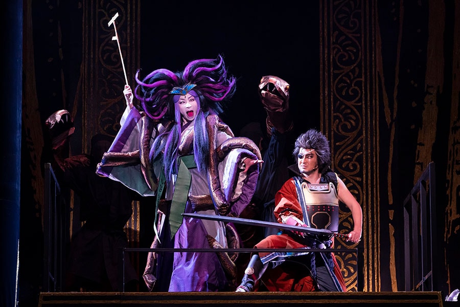 左からユウナレスカ（中村芝のぶ）、アーロン（中村獅童）©SQUARE ENIX／『新作歌舞伎 ファイナルファンタジーⅩ』製作委員会