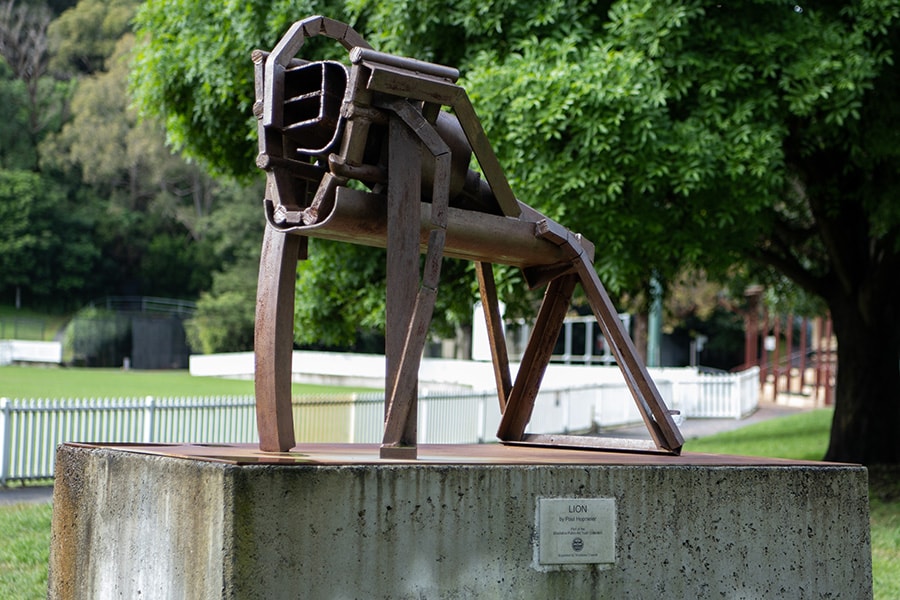 トランパー・パークに鎮座するのは、シドニー出身の彫刻家ポール・ホップメイヤーさんの作品《Lion》。