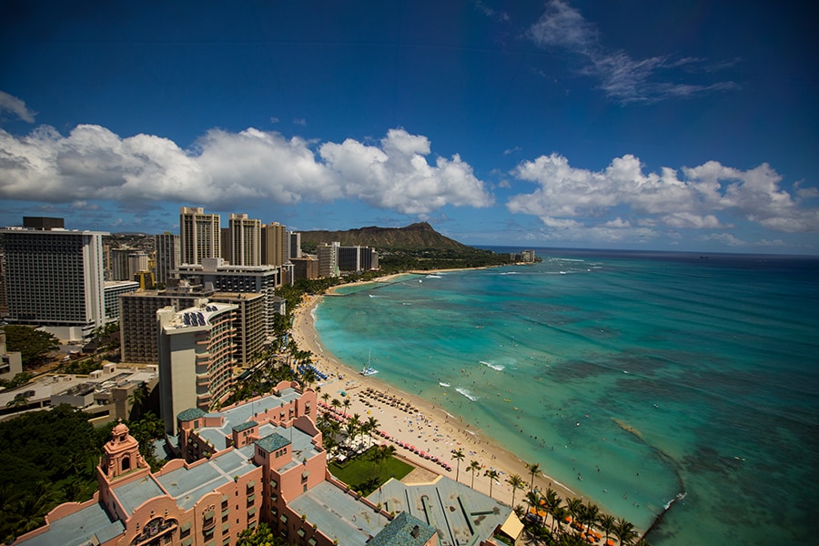 ダイヤモンドヘッドとワイキキビーチ。コロナ禍の日々、この光景をどれだけ夢見たことか……。(C)Hawaii Tourism Authority(HTA)/Dana Edmunds
