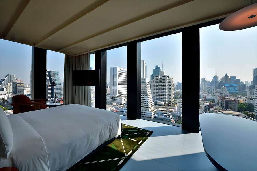 客室“スイート・スポット”は、ベッドルームにもビル群と高架鉄道BTSのパノラミックな眺望が。