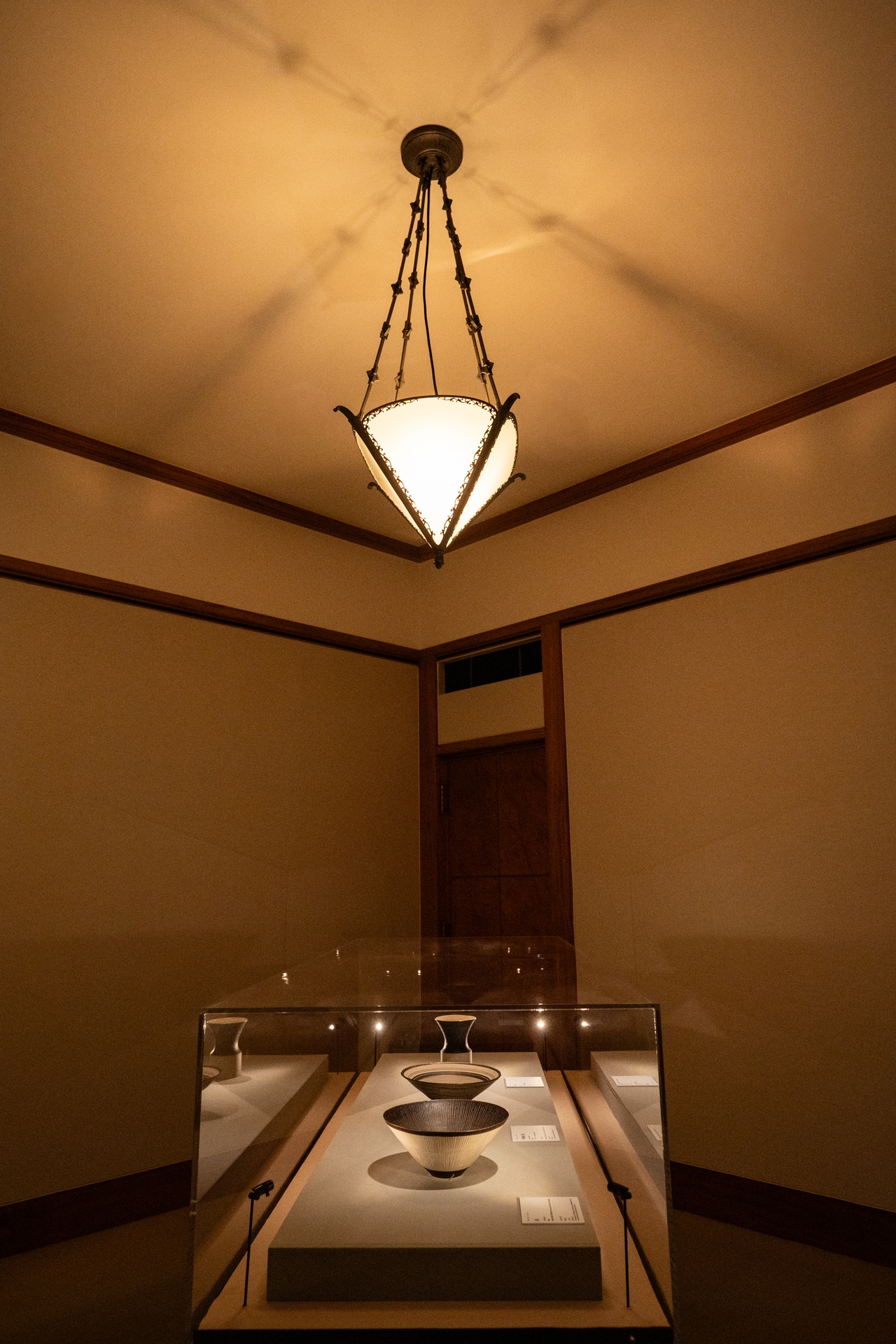 リーの鉢が置かれた展示室を見上げると、器の文様と呼応するような形状の照明が姿を見せる。