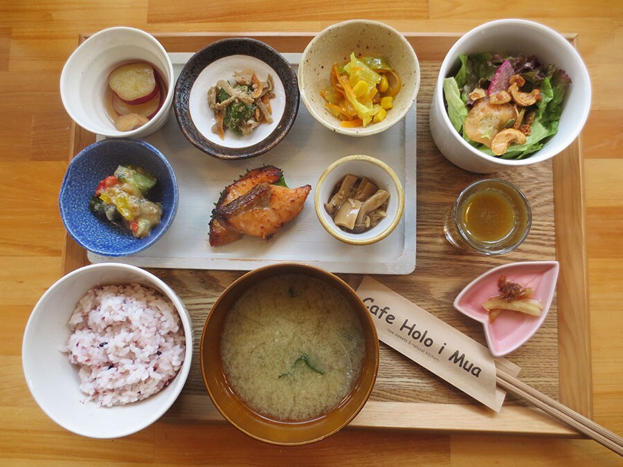 人気のランチ「一汁八菜ホロイムア定食」1,020円。