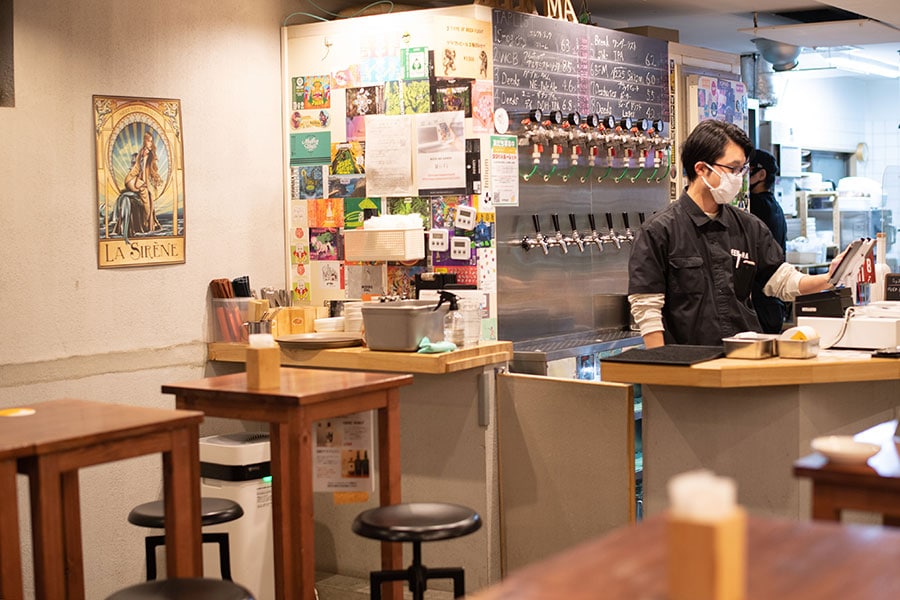 神田駅より徒歩2分の場所にあるクラフトビール専門店『びあマ神田』(東京都千代田区鍛冶町1-6-4)。1,000種類以上のクラフトビールを楽しむことができる。営業時間［月～土］16:00～23:00［日、祝］15:00～22:00／定休日：無休 ※年末年始除く