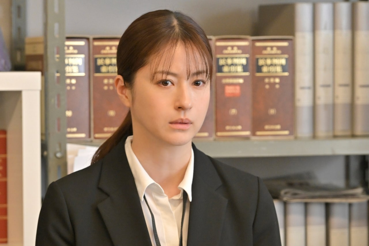 新聞記者を演じる松本若菜さん。（C）NHK