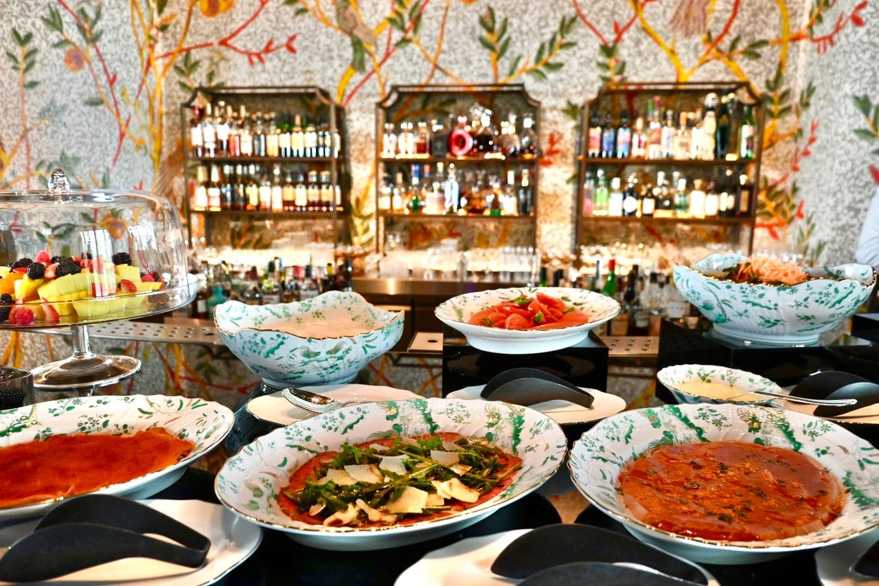 イタリアの家庭でも楽しまれるさまざまな前菜が並ぶ。