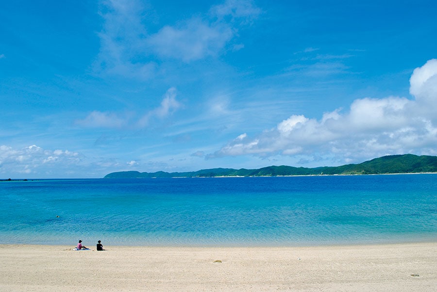 【奄美大島】すぐ目の前にサンゴ礁が広がっている倉崎海岸。