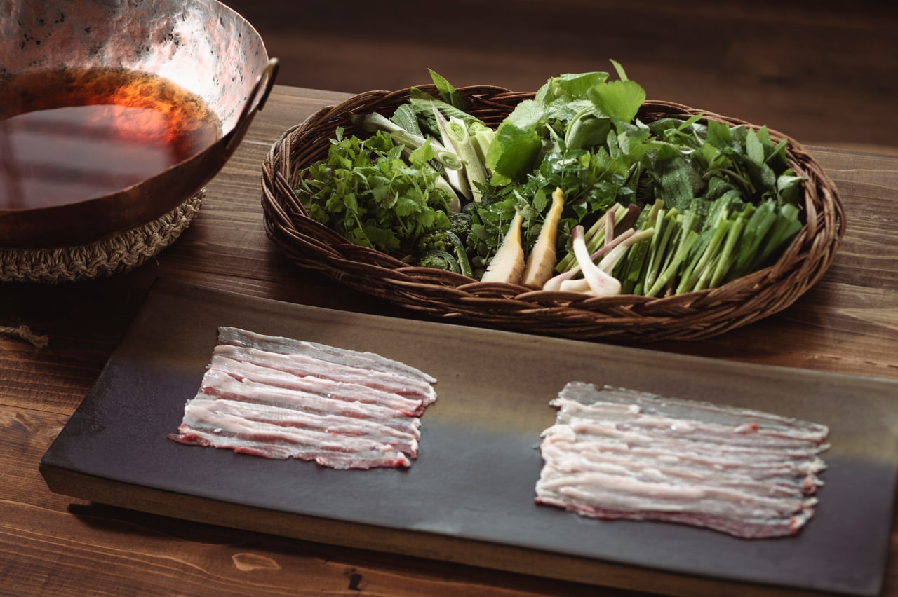 「山菜鍋」でいただく猪肉と熊肉は、しゃぶしゃぶに適した厚みにスライス。
