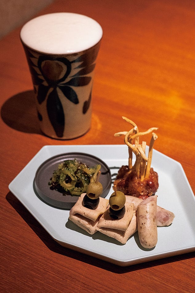 パブリックエリア「OMOカフェ＆バル」の夜の人気メニュー、「島のおつまみセット」1,500円。