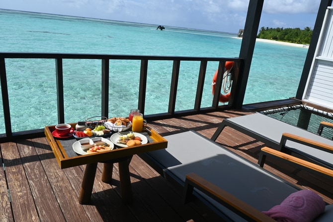 朝食を運んでもらい、水上ヴィラのテラスで。“ダイン・バイ・デザイン”というサービスでは、ビーチにロマンティックなセッティングをアレンジしてもらうことも。