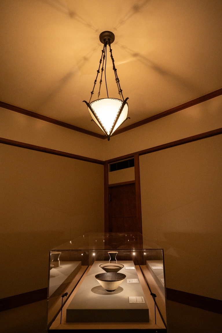 リーの鉢が置かれた展示室を見上げると、器の文様と呼応するような形状の照明が姿を見せる。