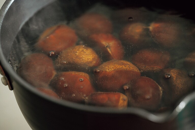 栗のサイズによって加熱時間が異なるため、ある程度時間が経過したら栗を1個取り出し、半分に切って火の通りを確認するとよい。