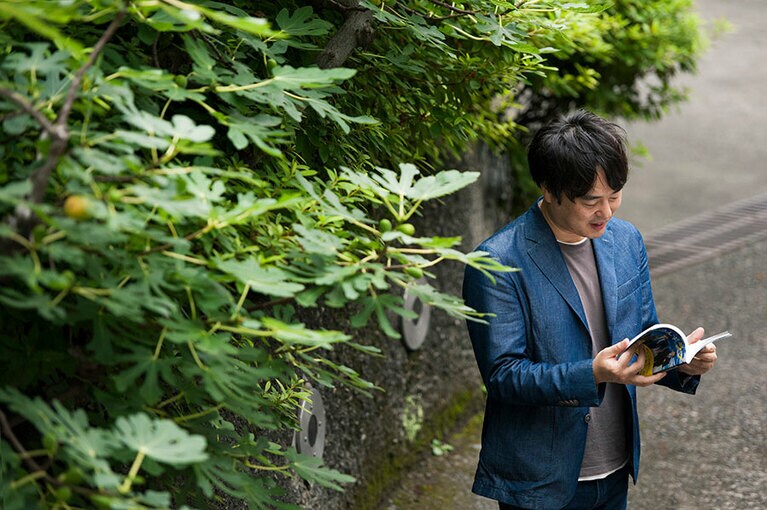 「懐かしいな～、政宗のキャラクターって眞島さんがすごく細かく設定してくださってたんですよ」と『おっさんずラブ』公式ブック(文藝春秋刊)を読みながら。