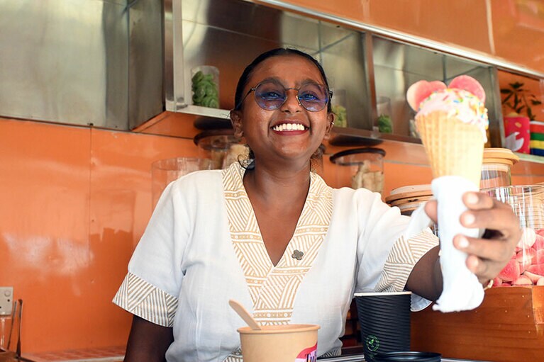 宿泊者は無料＆食べ放題のアイスクリーム。トッピングも充実しています。