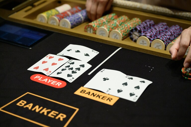 「バカラ」に初トライ。カードの合計点数が「9」に近い方が勝ち。思ったよりもルールはシンプルで、カードがめくられるたびにドキドキ。