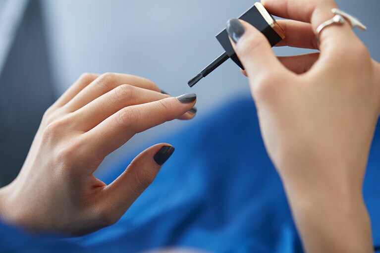 モデル使用コスメ：エクシア ヴェルニ 05 　2,750円／アルビオン(2021年9月18日[土]発売)