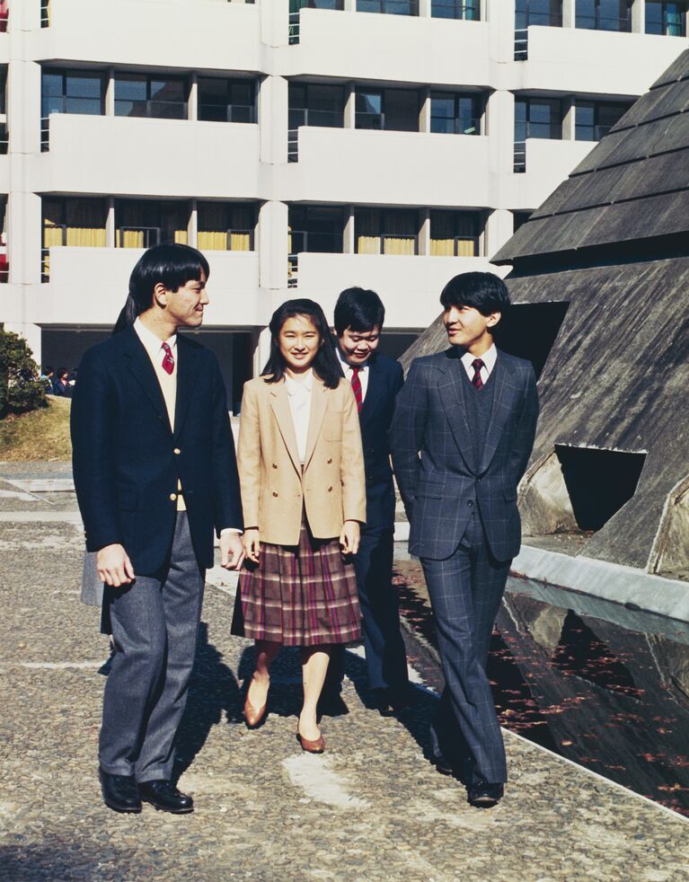 ご学友と談笑される礼宮さま（当時、右）、川嶋紀子さん（当時、中央）　宮内庁提供