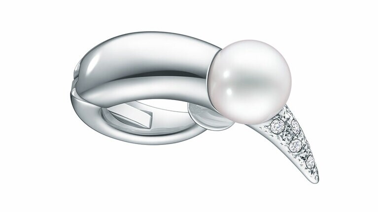 デインジャーホーン プラス イヤーカフ（WG／あこや真珠／ダイヤモンド）302,500円。