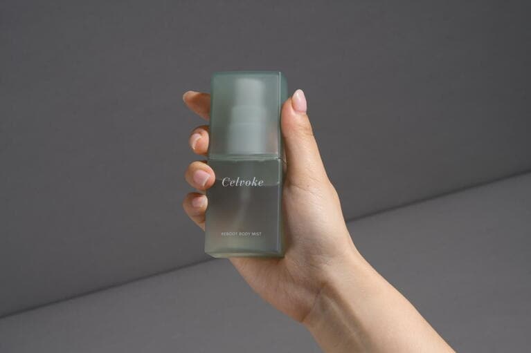 手のひらサイズで軽く、持ち運びにも便利。