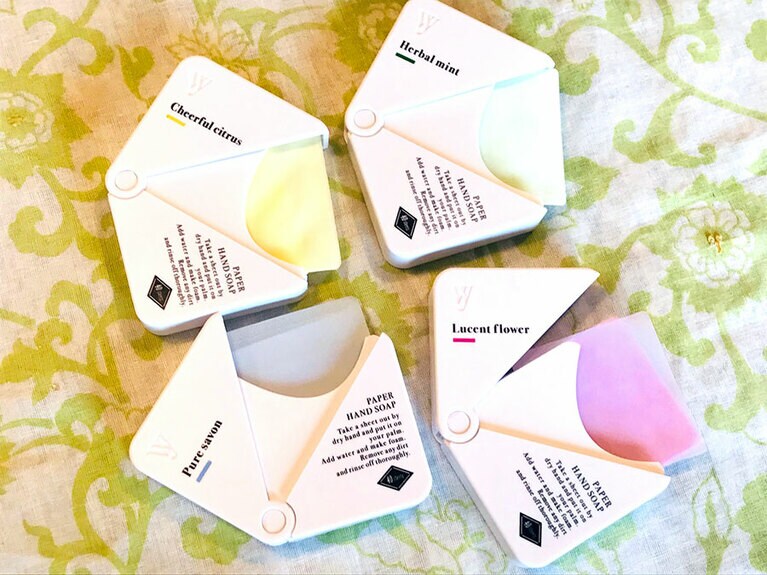 【WASHNY paper handsoap】香りごとに紙せっけん自体の色も違う点がまた、コンプリートしたい気分に。香り方はごくほんのり、なので、男性にも強く勧めたい。左上から時計回りに、紙せっけん WASHNY paper handsoap チアフルシトラス、ハーバルミント、ルーセントフラワー、ピュアサボン 各40枚入り 400円／ノルコーポレーション