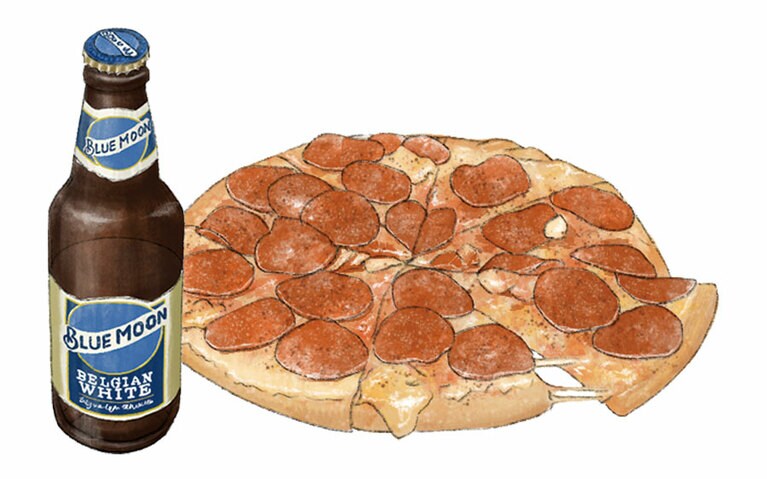 降矢 聡さんの「映画のおとも」左：ブルームーン 355ml 340円。 右：ドミノ・ピザ クラシックペパロニ M 799円～。