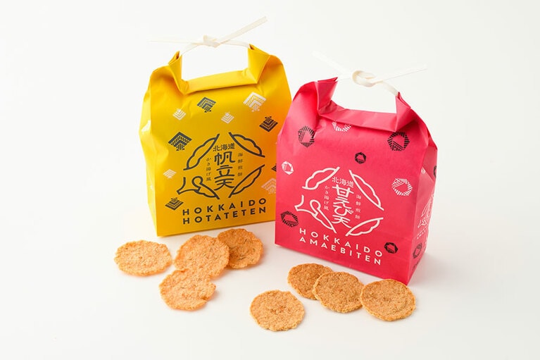 左から：海鮮煎餅･かき揚げ風 北海道帆立天、鮮煎餅･かき揚げ風 北海道甘えび天 各種864円(14枚入り)。