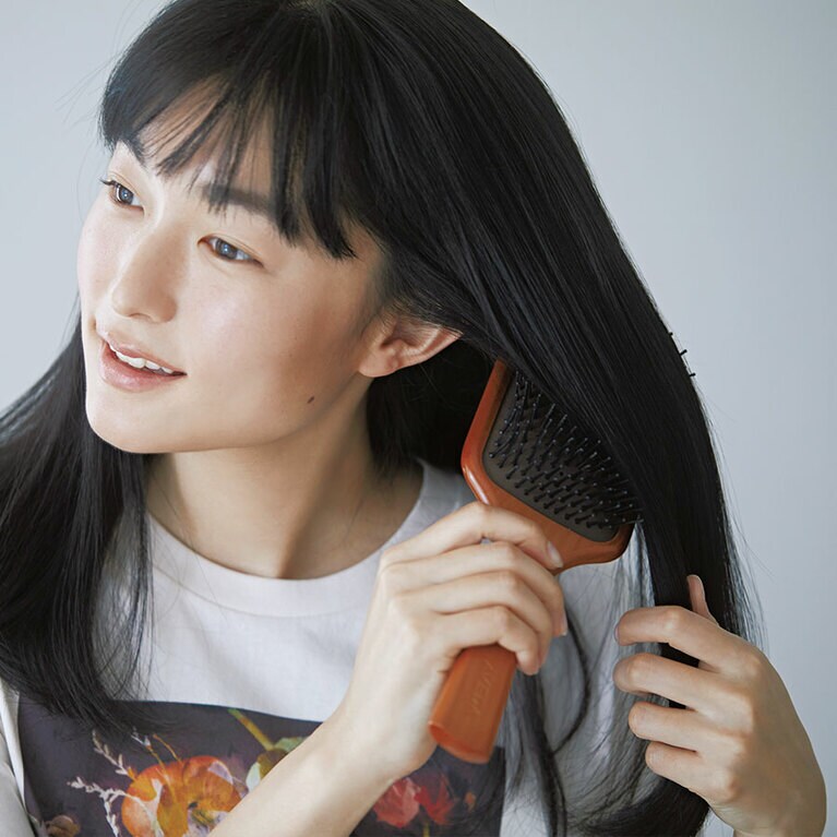 【髪のツヤを出すブラッシング】髪が長い場合は毛先から少しずつほぐすように。仕上げに頭皮にもあてて血行促進。