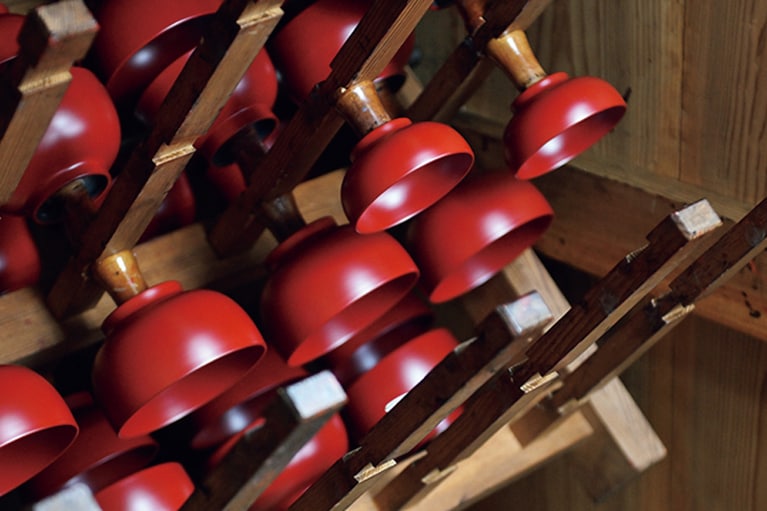 塗り終えた漆器は“風呂”に入れ、回転させながら乾燥させて均一な厚みに仕上げる。