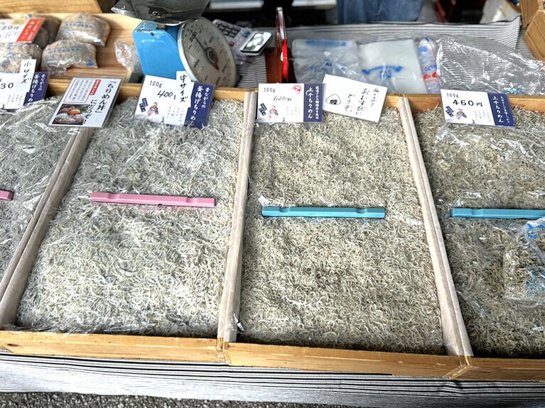 量り売りのちりめん。釜あげのふわふわ感は感動的。／中田遊亀商店