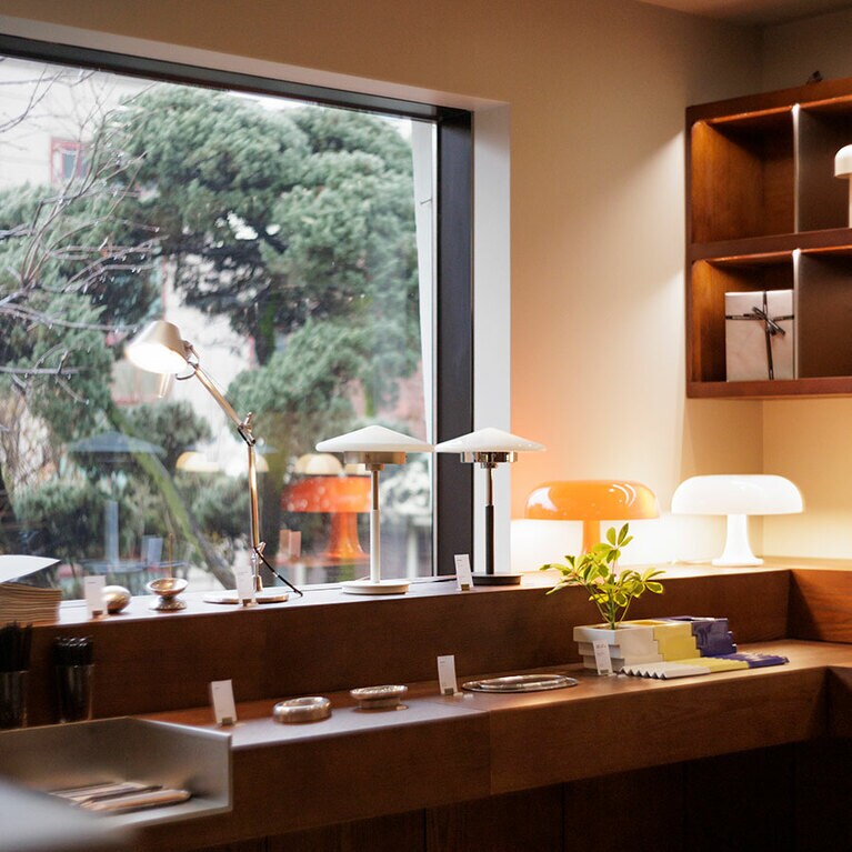 「アーカイブショップ」ではオリジナルの照明や文具が揃い、包装紙やカードも充実しているからギフトにもぴったり。