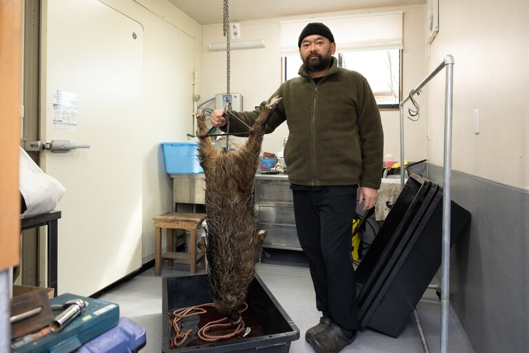 レストランの隣に併設された解体処理場で吊るされていたのは猪の子ども。「狩猟シーズンも終わりなので、一緒に働いてくれた愛犬ハツのご褒美にと考えています」