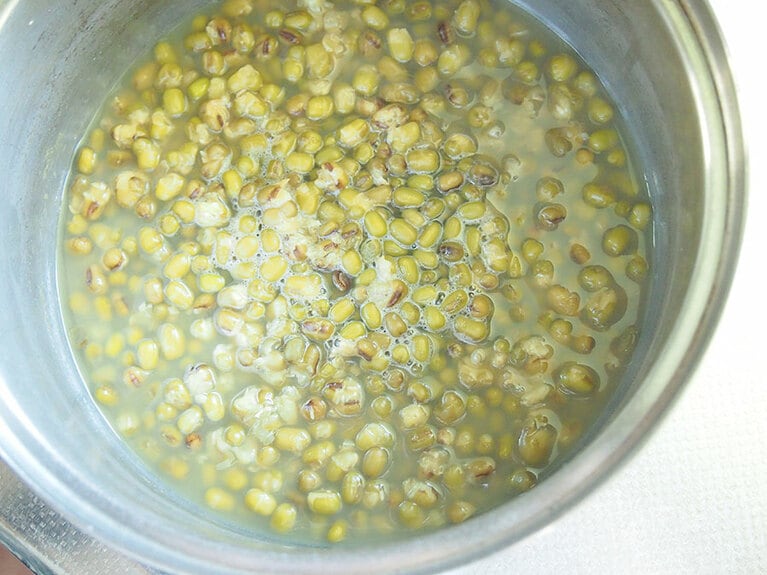 (2) 豆が指で潰れるくらいの柔らかさになるまで、弱火で煮ます。