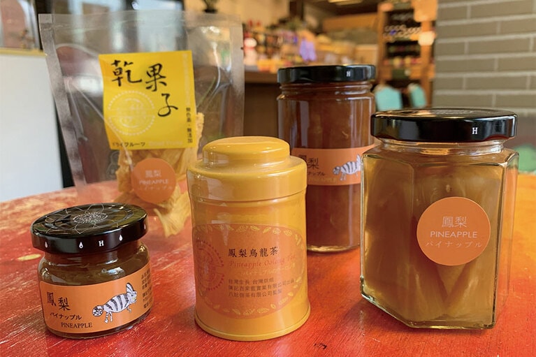 前列右から時計回りに後列左へ。パイナップルのシロップ漬け、パイナップルの烏龍茶、パイナップルジャム(小)、ドライパイナップル、パイナップルジャム(大)。詰め合わせセットのジャムは大の方のサイズです。