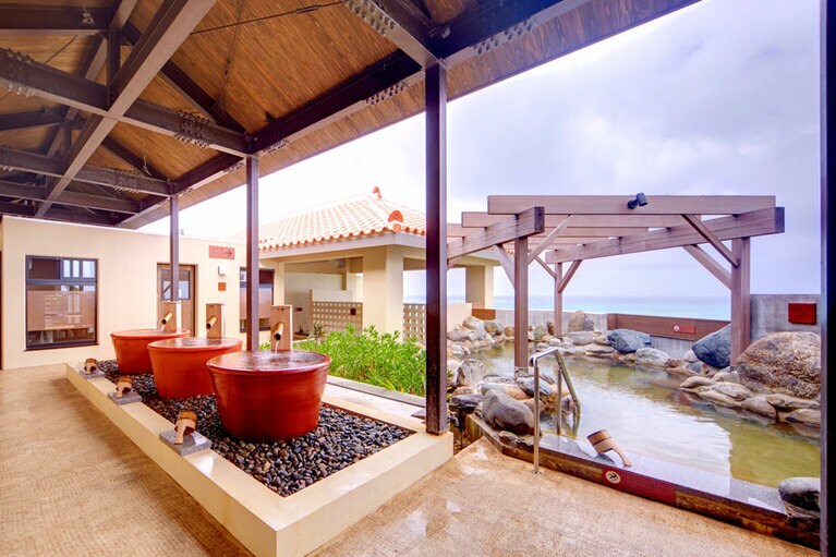 琉球温泉 瀬長島ホテル［沖縄／瀬長島］「龍神の湯」の露天全景。