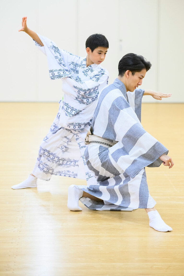 尾上右近さんと尾上眞秀さん。