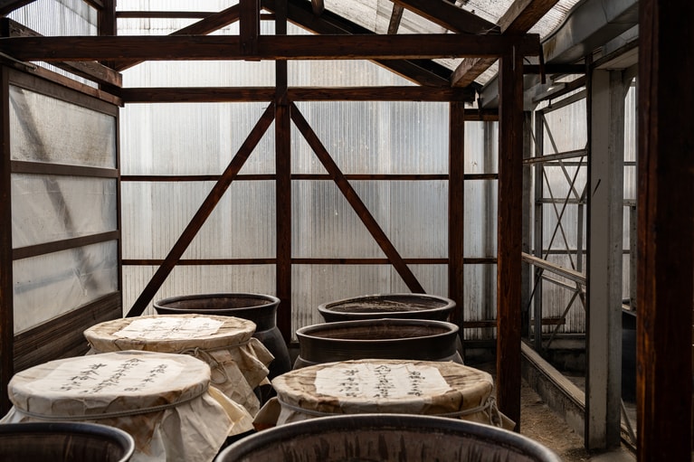 「かすみくろ酢」の仕込みの様子。