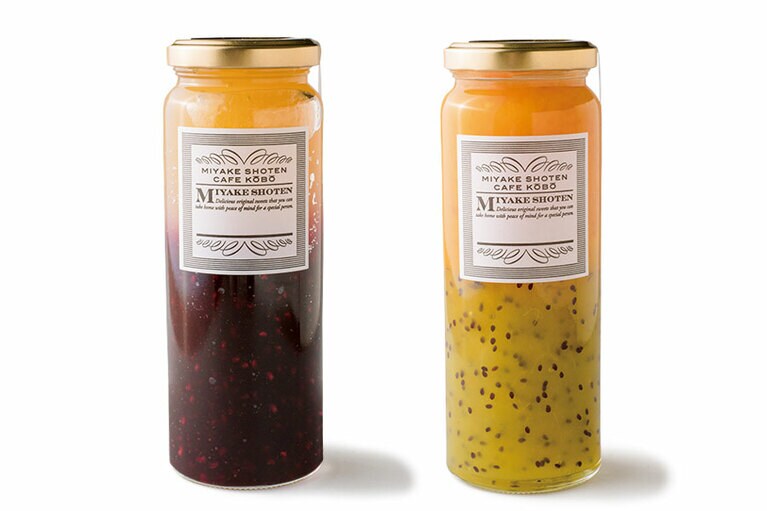 左から：リンゴとシナモンとバニラ×ミックスベリー、オレンジ×キウイ 各240g 1,188円(税込)／三宅商店カフェ工房