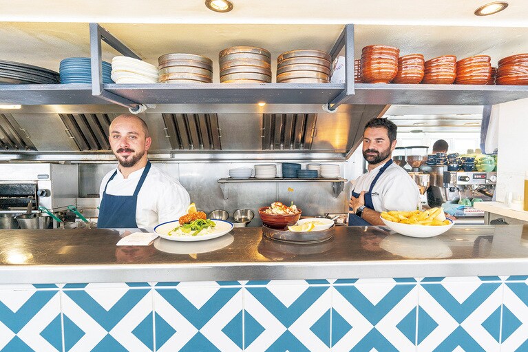 オープンキッチンからは、次々と自慢の料理がサーブされる。