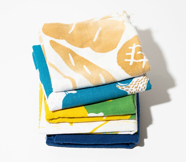 長谷部さんが立山や小豆島などさまざまな旅先で購入したてぬぐい