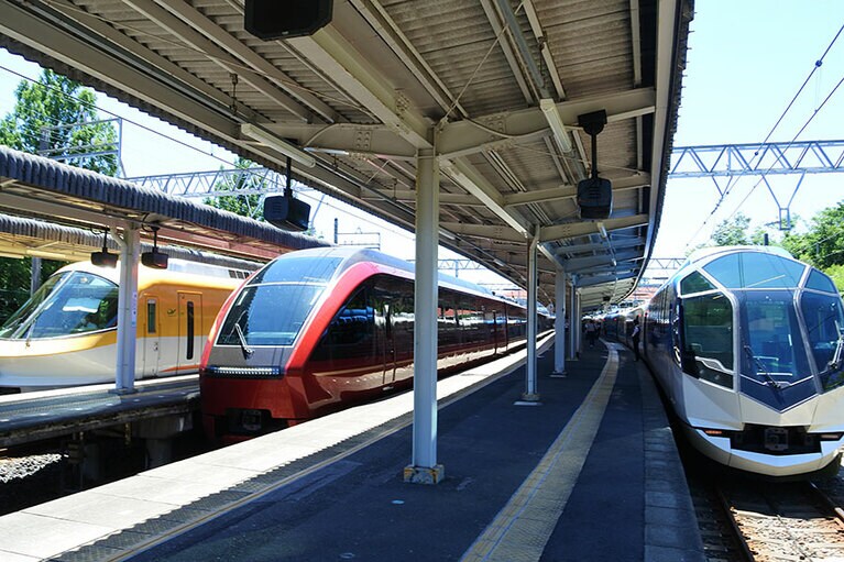 賢島駅に到着したら、鉄道ファンが多数。中央に停車している試運転の特急「ひのとり」がお目当てのもよう。右が観光特急「しまかぜ」。