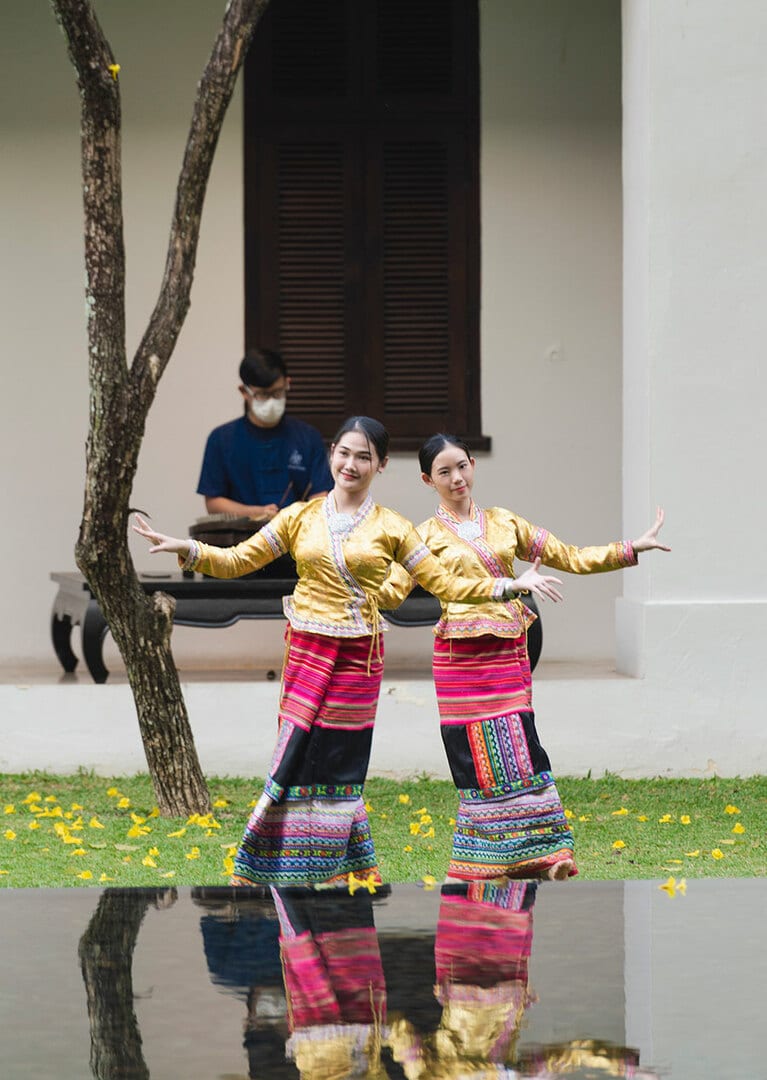 夕刻にはタイ舞踊およびキムという民族楽器の演奏も披露される。
