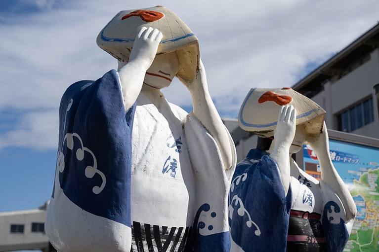 両津港でドーンと出迎えてくれるのは、佐渡おけさ人形。以前は、お腹部分が公衆電話になっていたという人気のフォトスポット。
