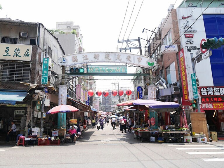 臨江街夜市のすぐそばという好立地。